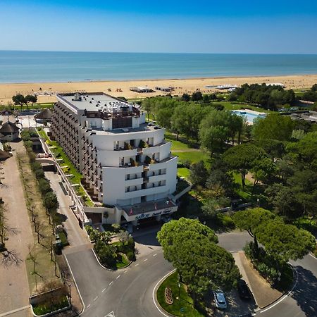 Savoy Beach Hotel & Thermal Spa Bibione Eksteriør billede Aerial view of the hotel