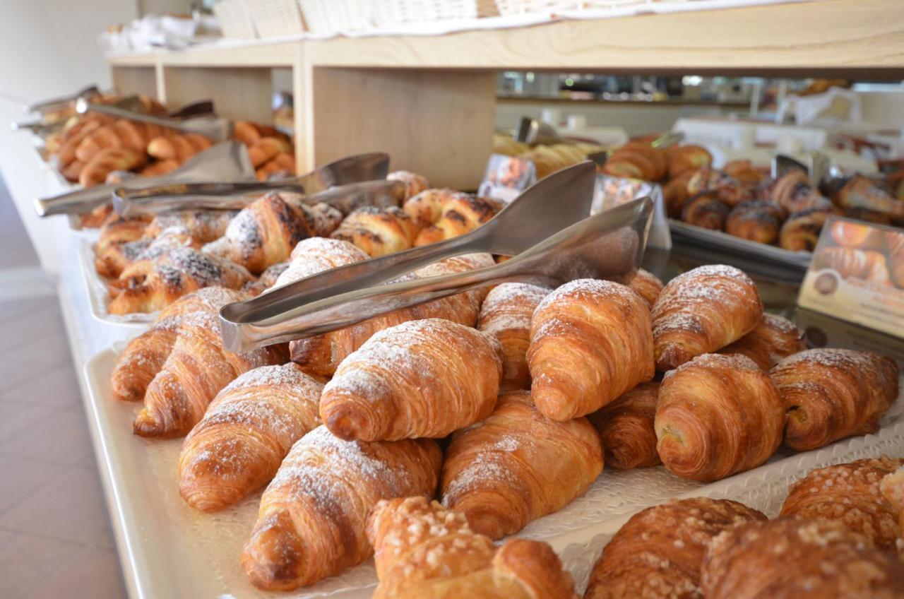 Savoy Beach Hotel & Thermal Spa Bibione Eksteriør billede Croissants