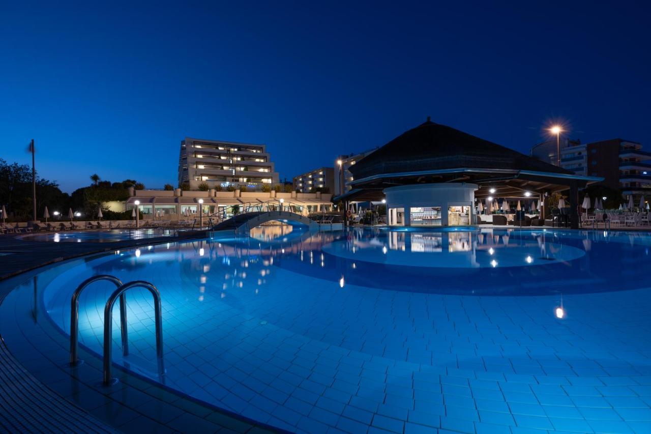 Savoy Beach Hotel & Thermal Spa Bibione Eksteriør billede The resort at night