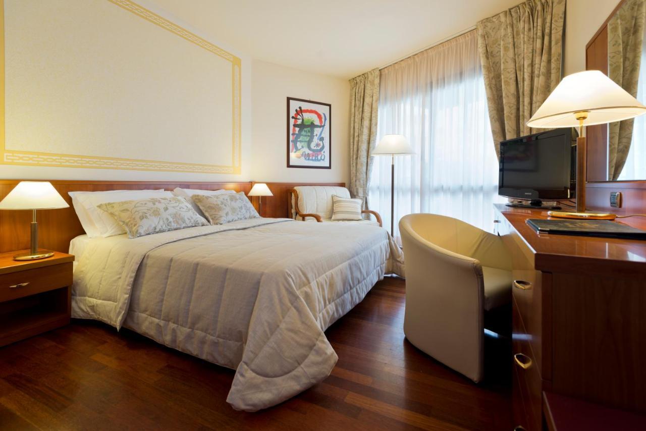 Savoy Beach Hotel & Thermal Spa Bibione Eksteriør billede A room at the hotel