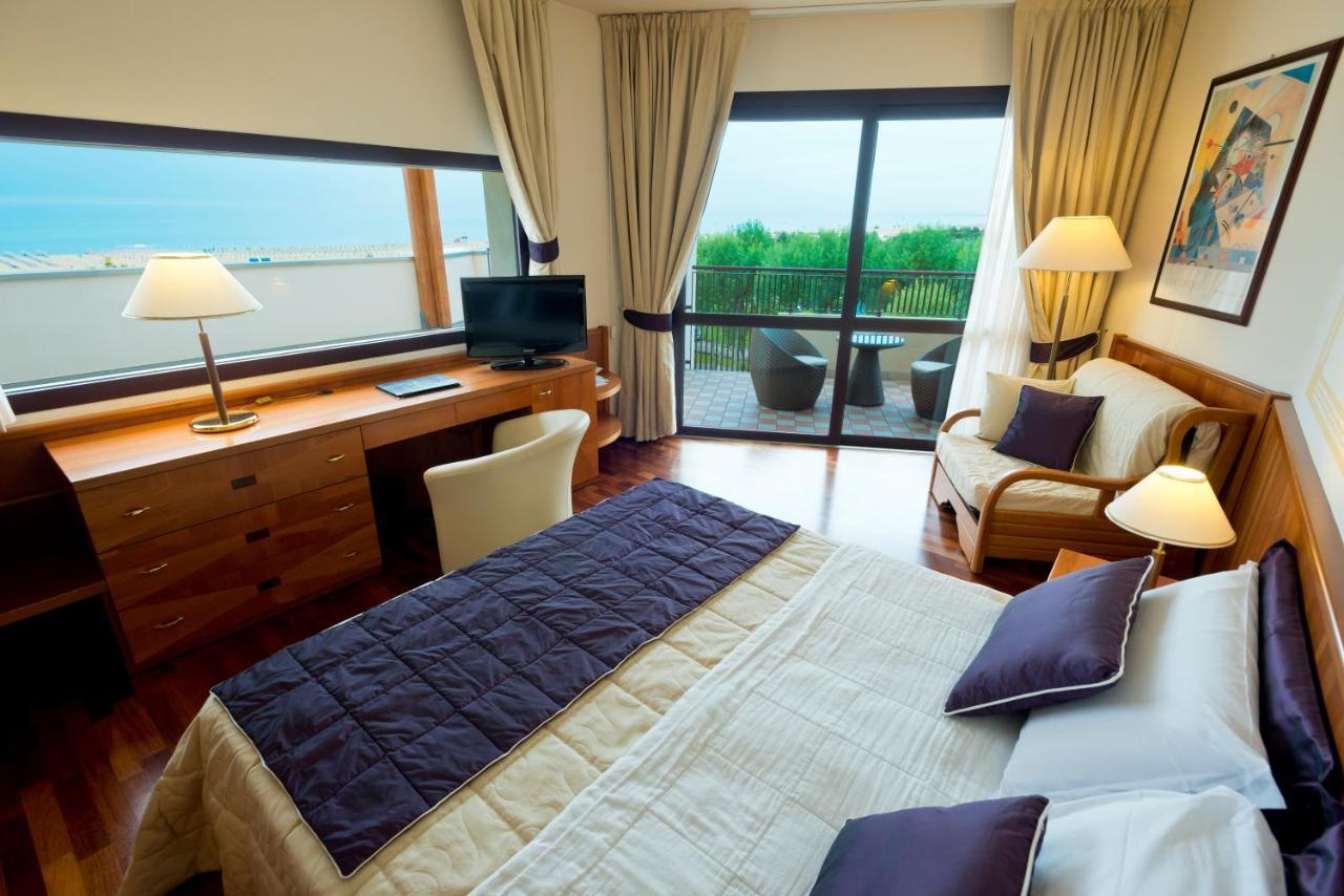Savoy Beach Hotel & Thermal Spa Bibione Eksteriør billede A room at the hotel