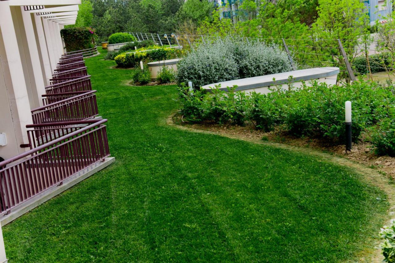 Savoy Beach Hotel & Thermal Spa Bibione Eksteriør billede A lawn