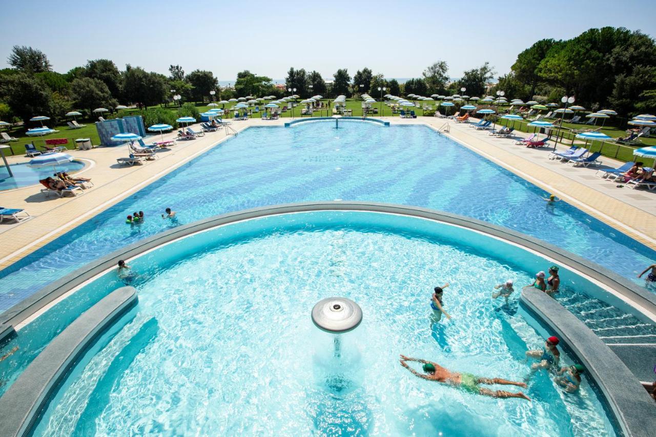 Savoy Beach Hotel & Thermal Spa Bibione Eksteriør billede The swimming pool at the spa