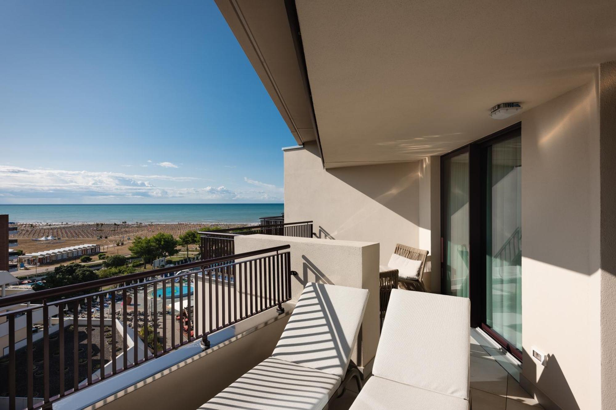 Savoy Beach Hotel & Thermal Spa Bibione Eksteriør billede A balcony