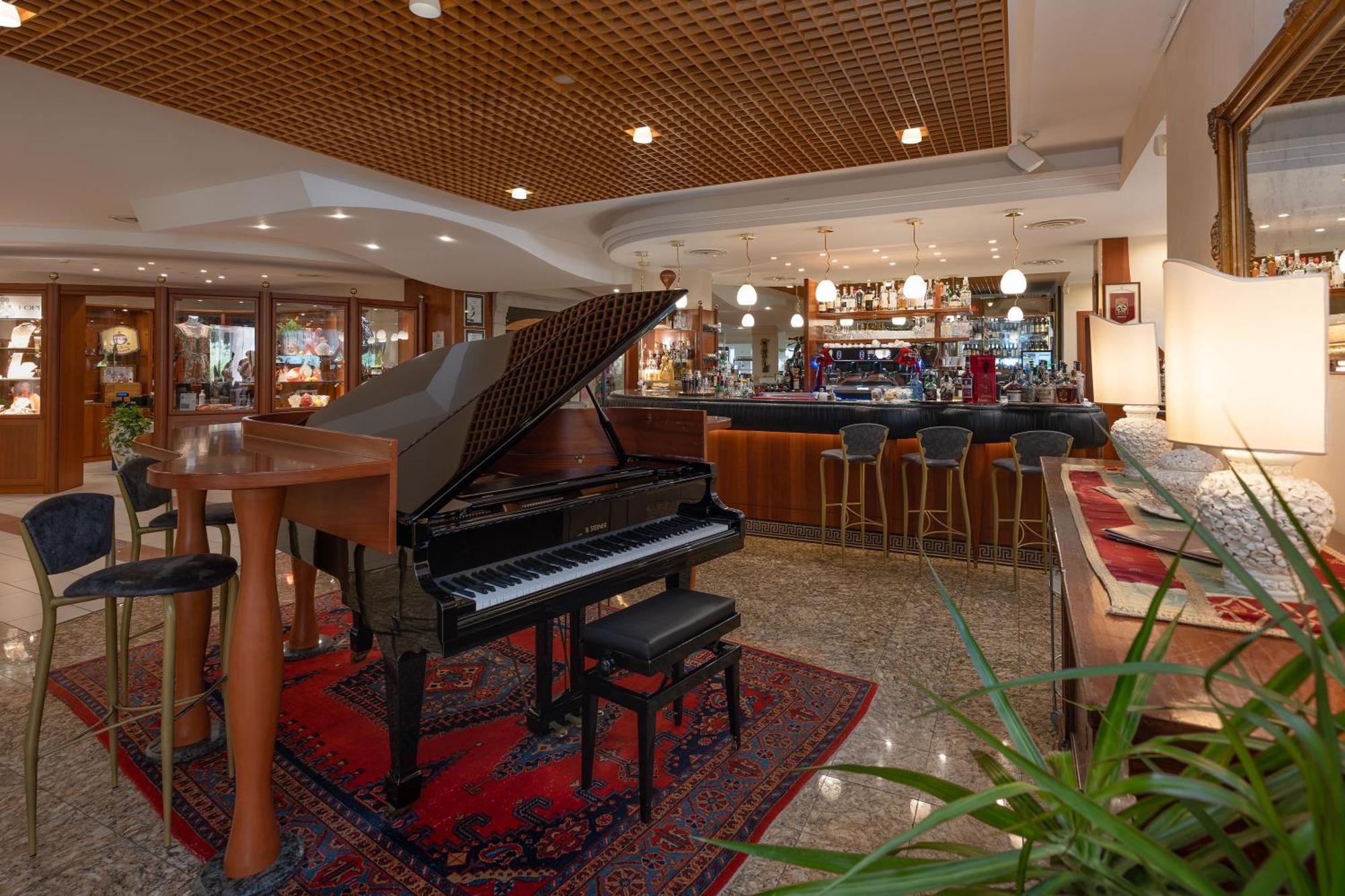 Savoy Beach Hotel & Thermal Spa Bibione Eksteriør billede The piano bar at the hotel