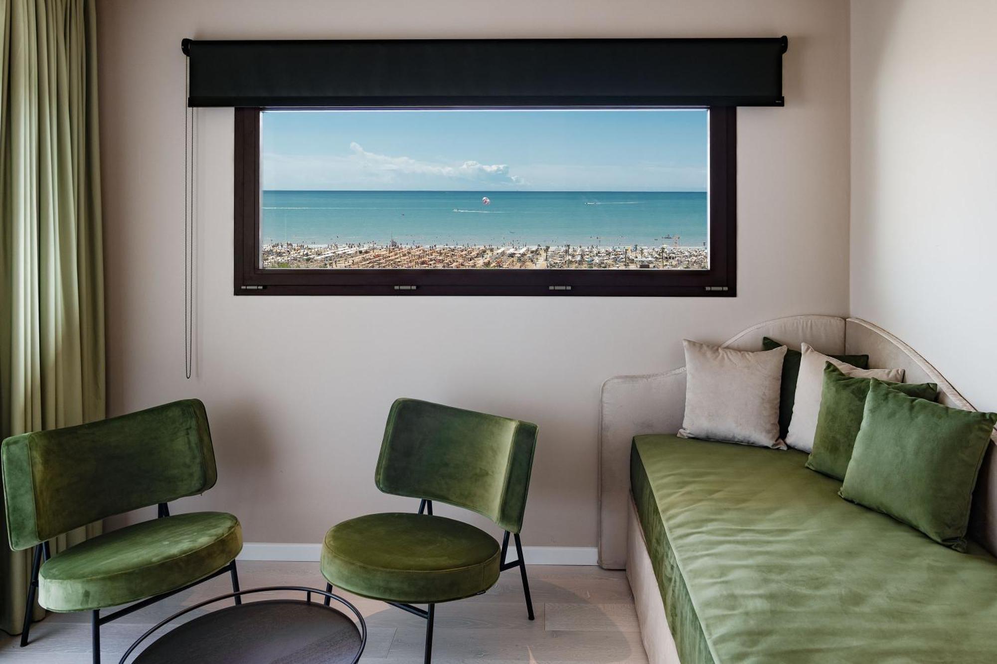 Savoy Beach Hotel & Thermal Spa Bibione Eksteriør billede A window with a view of the sea