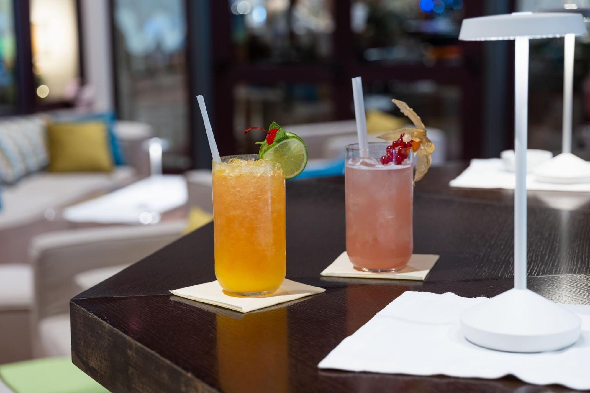 Savoy Beach Hotel & Thermal Spa Bibione Eksteriør billede Cocktails at the bar