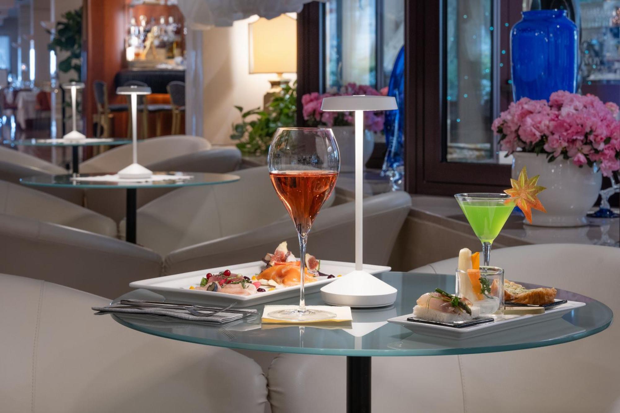 Savoy Beach Hotel & Thermal Spa Bibione Eksteriør billede A glass table