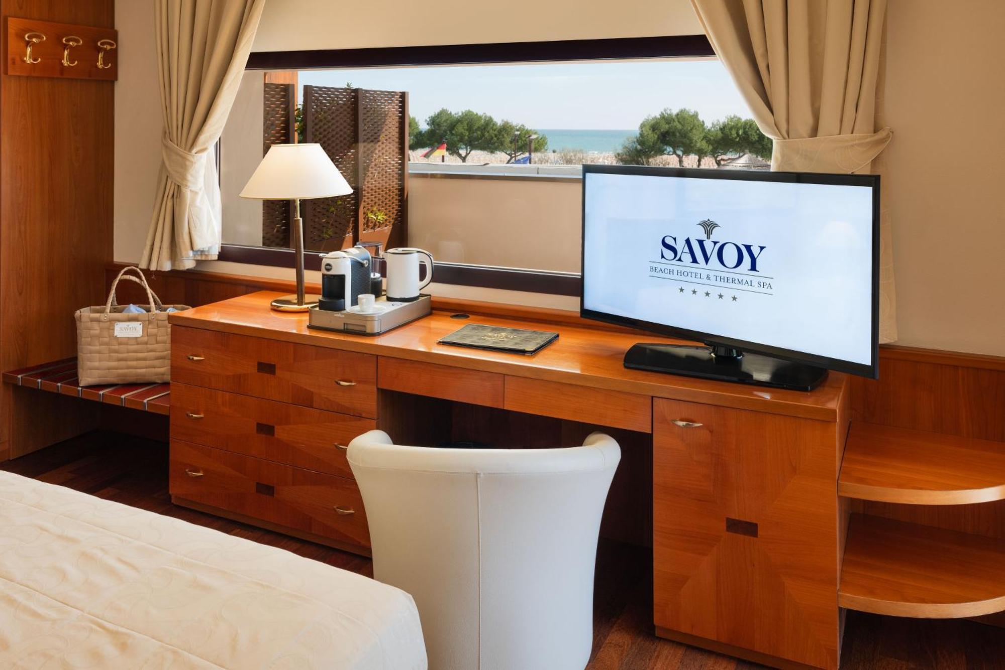 Savoy Beach Hotel & Thermal Spa Bibione Eksteriør billede A room at Savoy Hotel