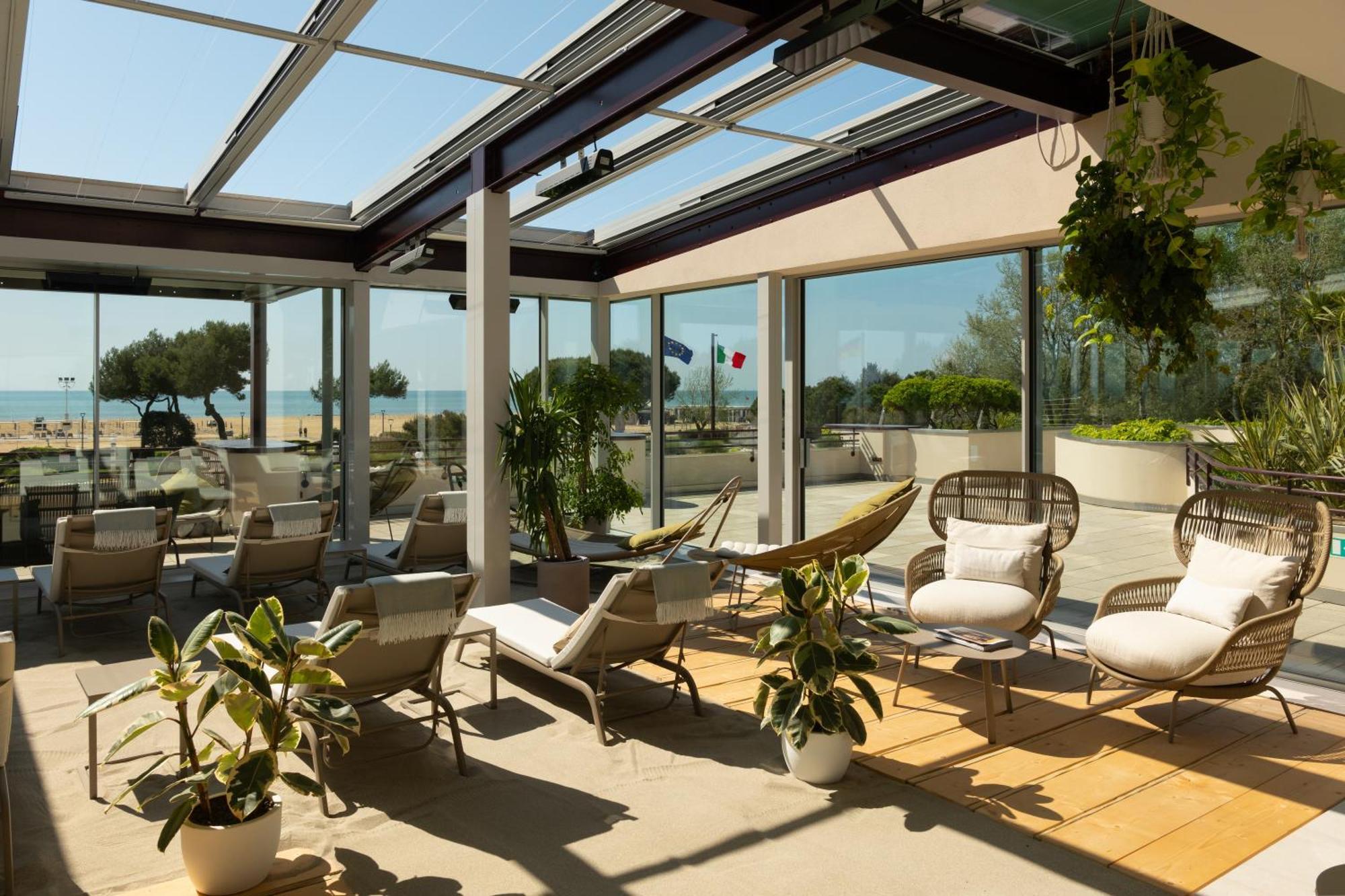 Savoy Beach Hotel & Thermal Spa Bibione Eksteriør billede The hotel's rooftop lounge