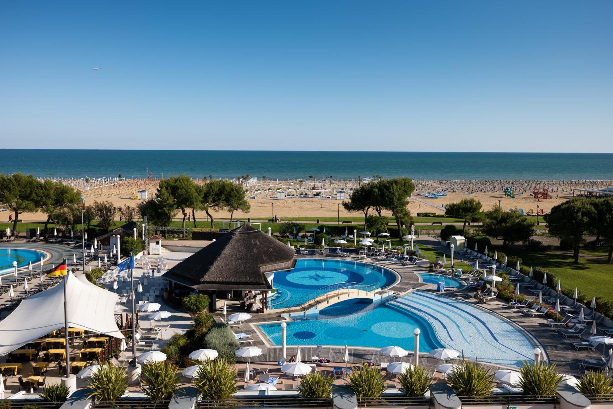Savoy Beach Hotel & Thermal Spa Bibione Eksteriør billede A view of the beach at the resort