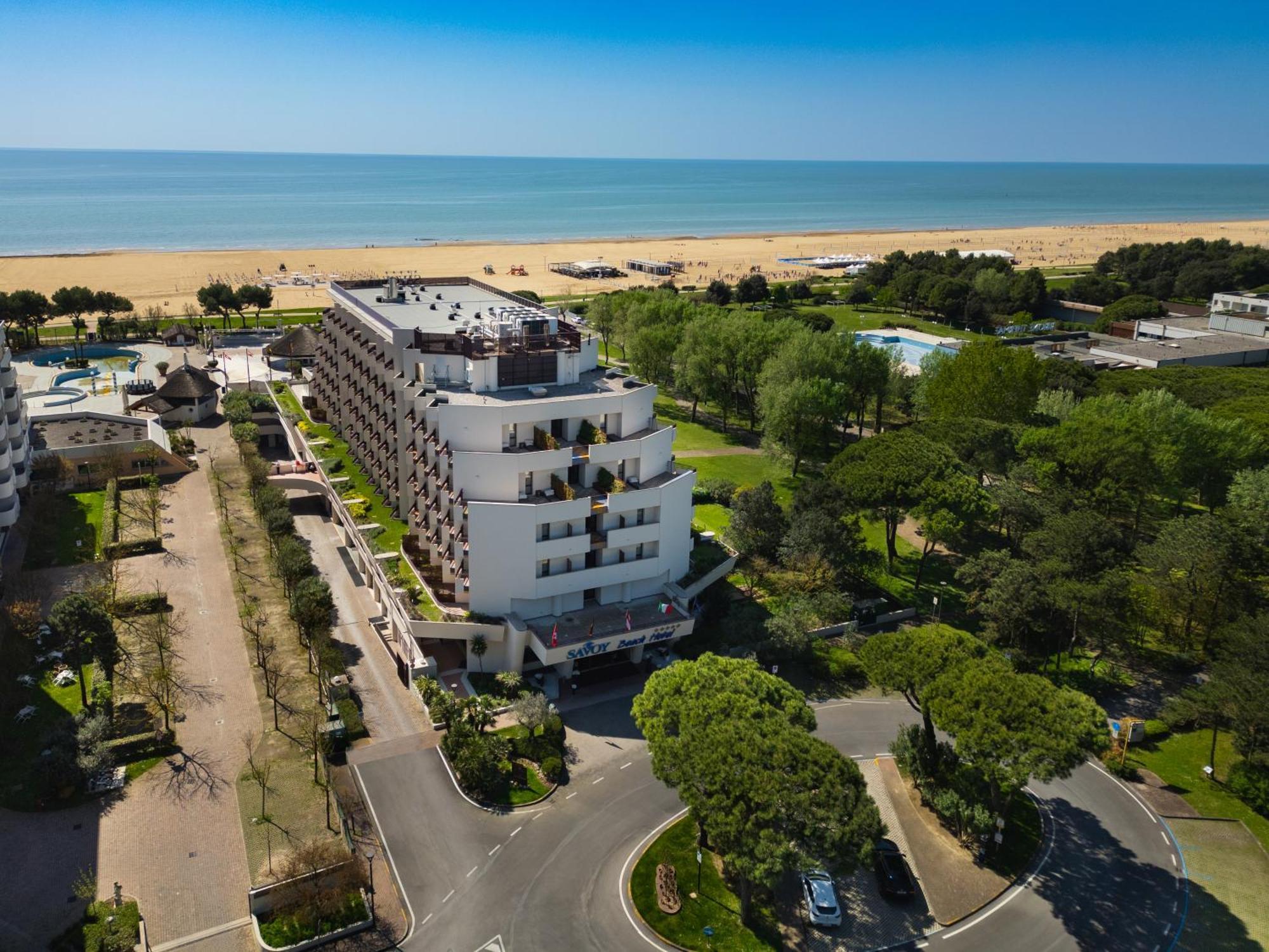 Savoy Beach Hotel & Thermal Spa Bibione Eksteriør billede Aerial view of the hotel