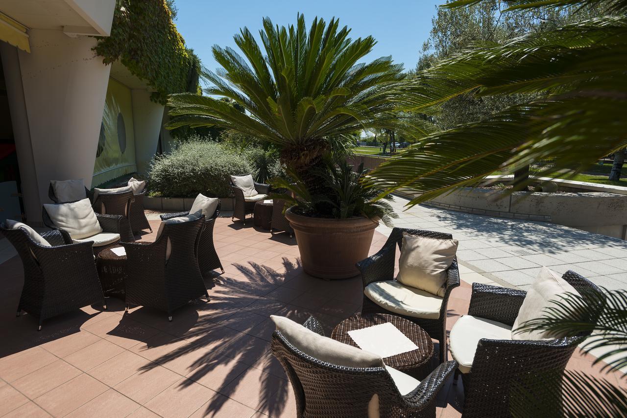 Savoy Beach Hotel & Thermal Spa Bibione Eksteriør billede The hotel's terrace